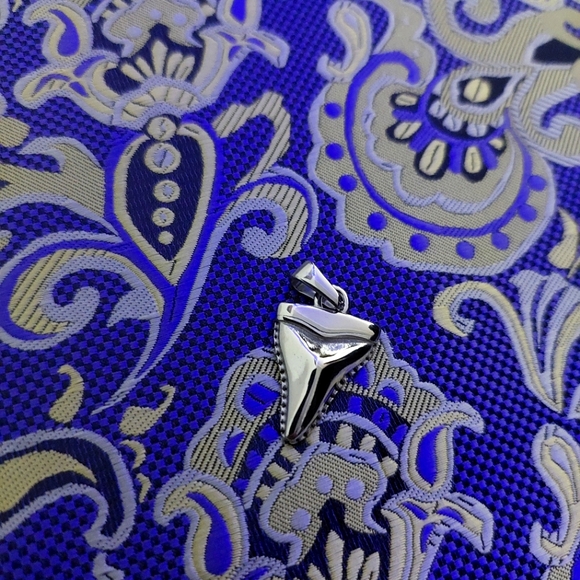 Silver Shark Tooth Pendant - Picture 4 of 4